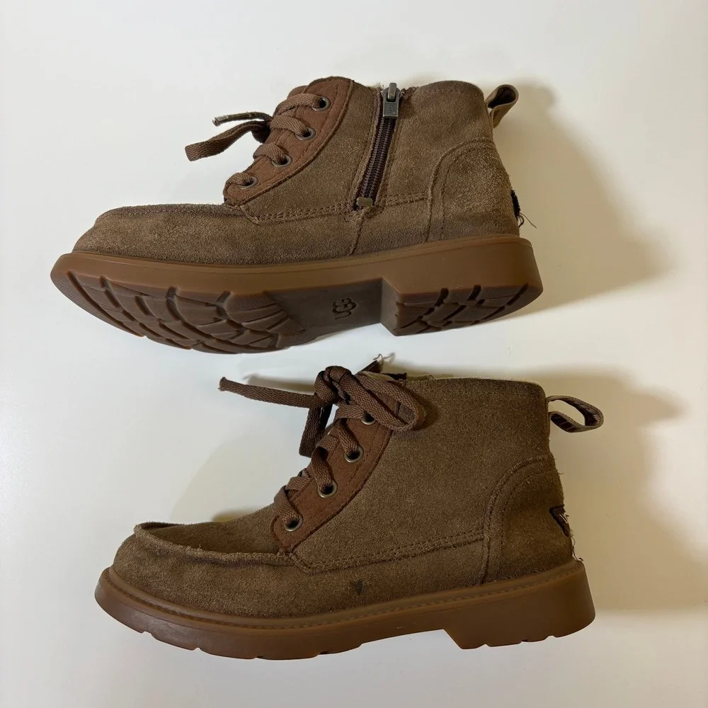 UGG Kids Chelham Moc‎ Toe Clima Moda Suede Lug Sole Boots Size 2 Brown Unisex